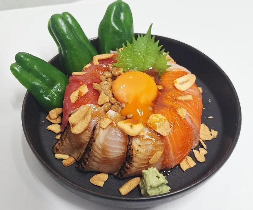 ピーマンが止まらない!ガツン海鮮丼