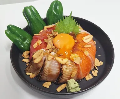 ピーマンが止まらない！ガツン海鮮丼