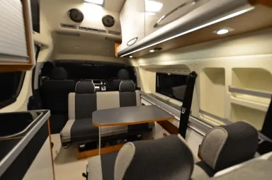 キャンピングカー車内 1