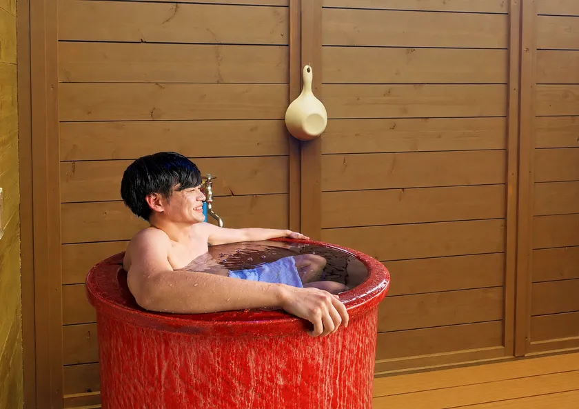 水風呂と男性※イメージ