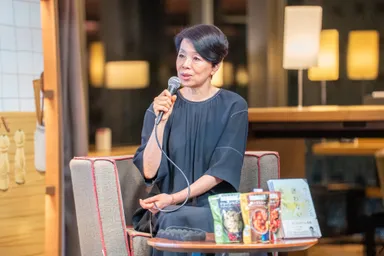ウー・ウェンさんが語る様子