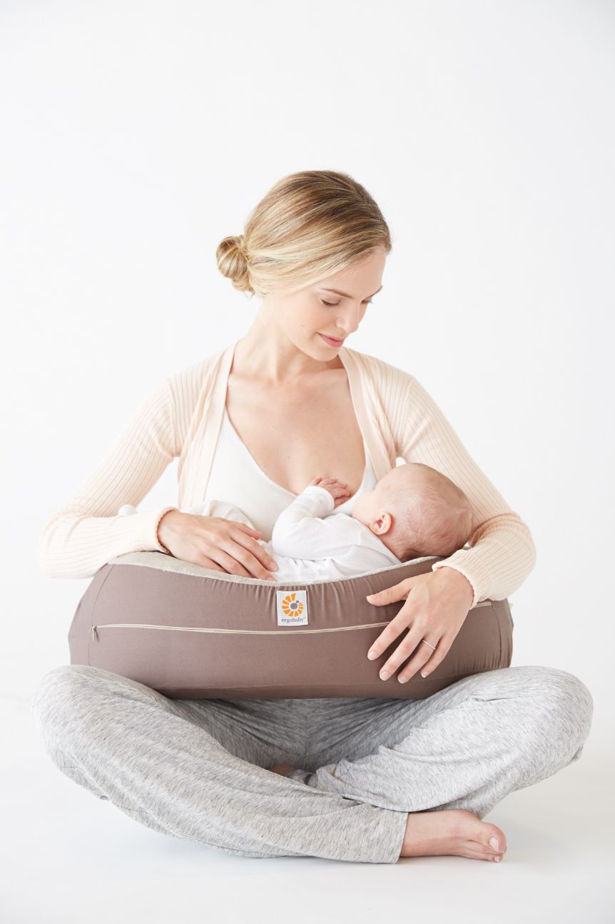 ベビーキャリアブランド Ergobaby からエルゴノミック ナーシングピロー 誕生 株式会社ダッドウェイのプレスリリース ベビーキャリアブランド Ergobaby からエルゴノミック ナーシングピロー 誕生 株式会社ダッドウェイのプレスリリース