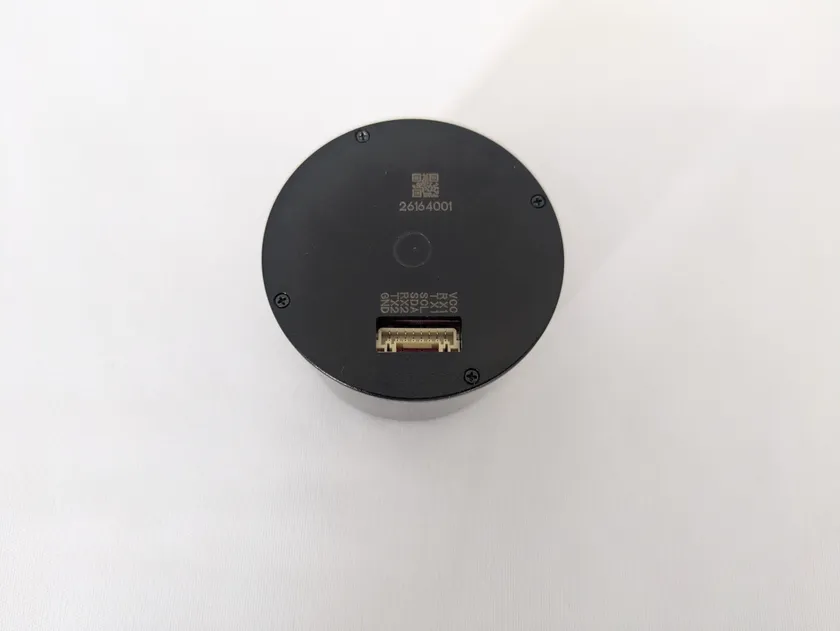 「RJHelical-01」底面。アンテナとGNSS受信モジュールをコンパクトに一体化