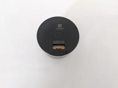 「RJHelical-01」底面。アンテナとGNSS受信モジュールをコンパクトに一体化