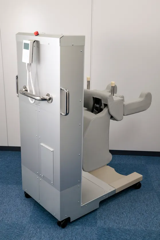 立ち上がり介助ロボット「すくっとたてる(R)」写真