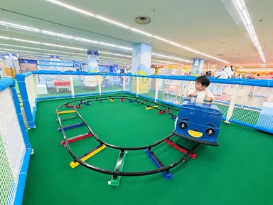 手回しで進む汽車