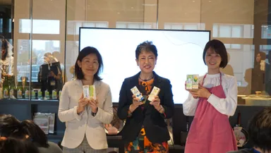 登壇者フォトセッション(左から、日本テトラパック鍜治葉子、姫野友美先生、もあいかすみさん)
