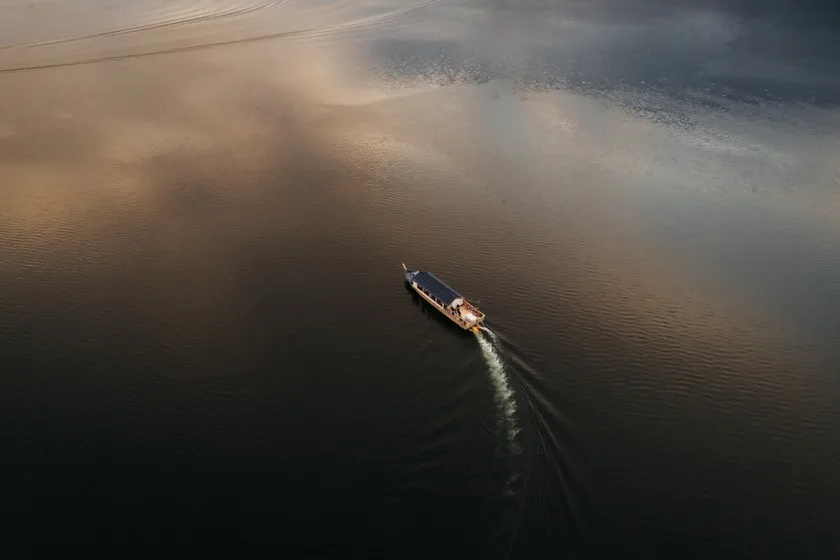 湖上を漂うHAMANASHI HOUSEBOAT
