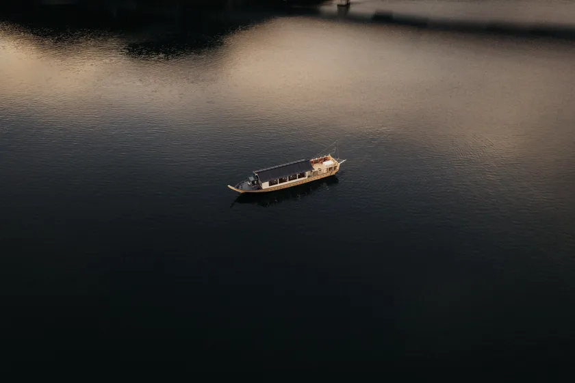 湖上に浮かぶHAMANASHI HOUSEBOAT