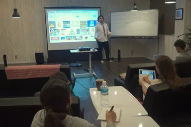 英語漬けシェアハウス内で週2回英会話レッスンを開催