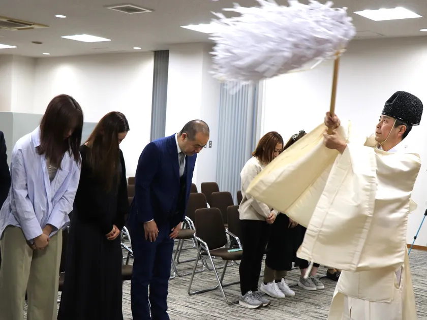 厳かに執り行われる