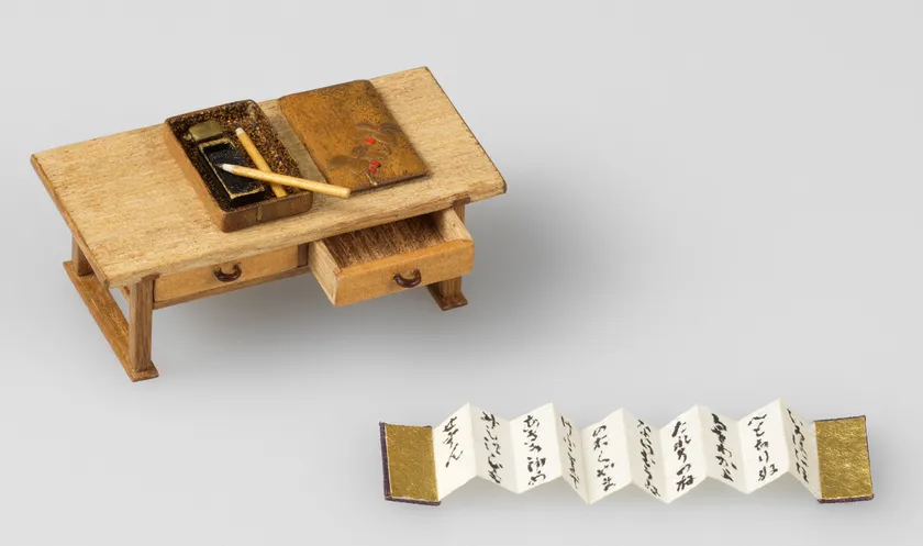 (Photo_12) 机硯箱揃 机：1.72×3.61×1.28cm 硯箱：1.36×0.86×0.32cm 作：小林礫斎 蒔絵：今泉成之