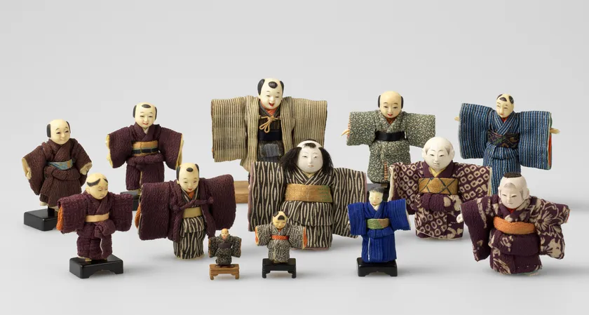 (Photo_09) 人形 後列右端の人形：5.7×5.74cm 藤之助のコレクションは三折れ人形などの骨董の人形も多い。