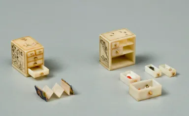(Photo_16) 象牙箪笥 左の箪笥：0.84×0.55×0.75cm 作：小林礫斎 彫刻：浅野墨谷 左の箪笥の引出しには折本、右の箪笥の引出しには独楽などが入っている。