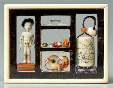 (Photo_17) 「集第三号」 箱：2.57× 3.37 cm 象牙三折人形、三味線駒、印籠、独楽 作：小林礫斎 巾着は實作。