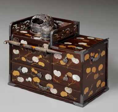 (Photo_03） 葵散し螺鈿蒔絵たばこ盆 16.9×31.5×25.6cm 売立目録には「一七一　紫檀葵蒔繪莨盆　銀牡丹彫煙管付」として載っている。昭和初期に大蔵省専売局により収集され、現在は当館の収蔵品となっている。