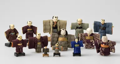 (Photo_09) 人形 後列右端の人形：5.7×5.74cm 藤之助のコレクションは三折れ人形などの骨董の人形も多い。