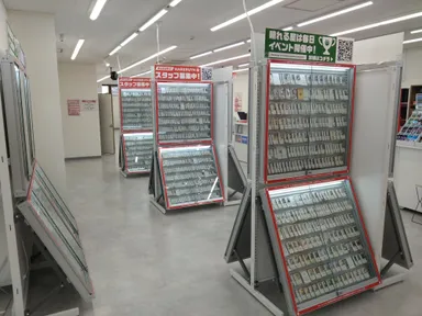ショーケースでは特価品を販売