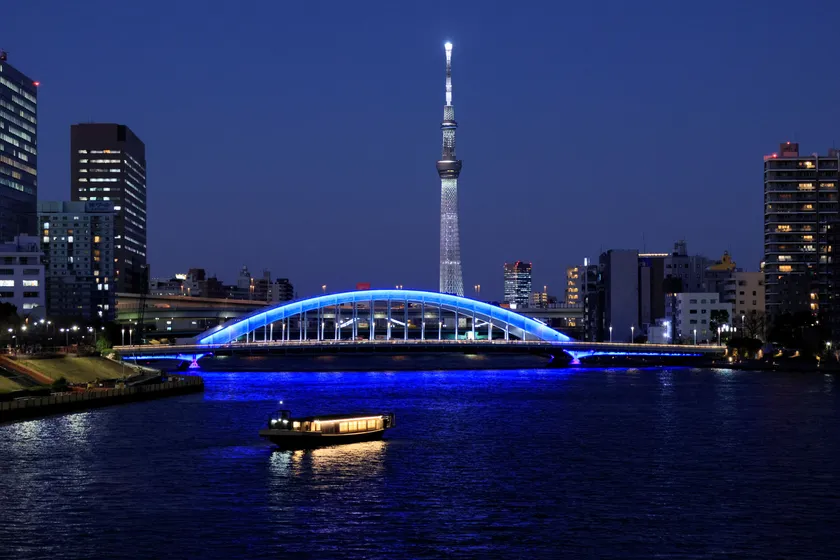 東京の夜景とともに