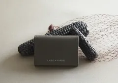 トウモロコシ由来バイオマスとリサイクルレザーを組み合わせた「コーンレザー」を採用したフラグメントケース