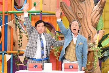 必死に手を挙げて解答するせいや(霜降り明星)・武田鉄矢