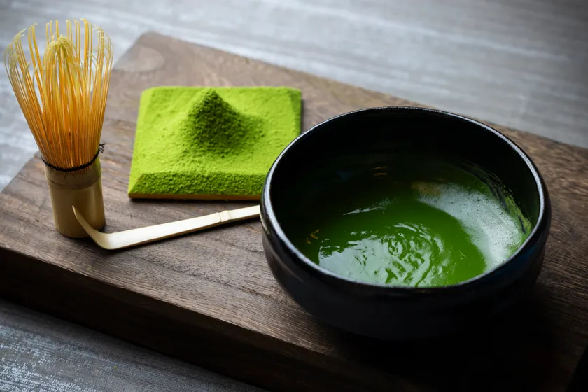 美しい緑色が特徴。店内で丁寧に練り上げた「お濃茶」を使用しております。