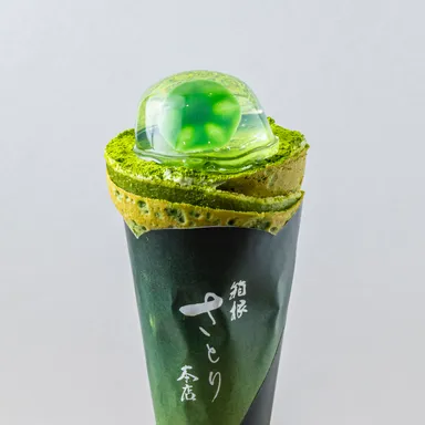 芦ノ湖お濃茶クレープ　水まんじゅうのせ