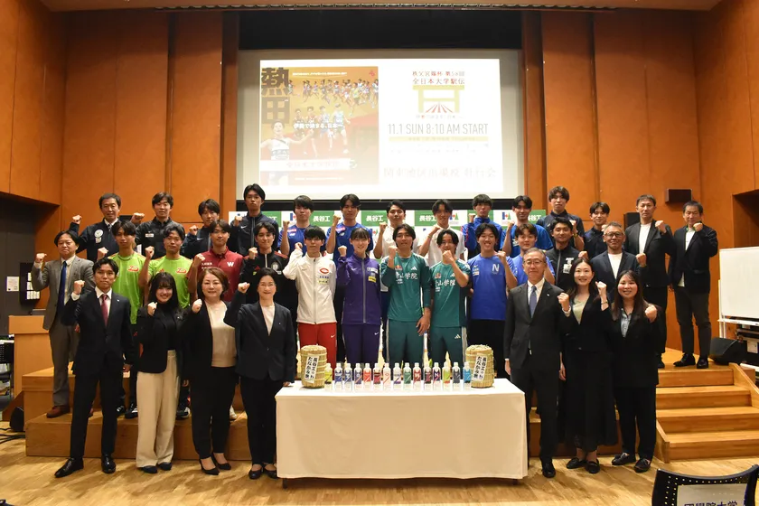 大会に向けて意気込みを語った各校参加者と、特別協賛の長谷工グループの皆さま