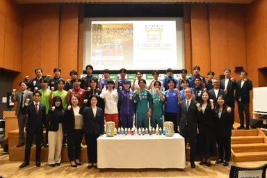 大会に向けて意気込みを語った各校参加者と、特別協賛の長谷工グループの皆さま