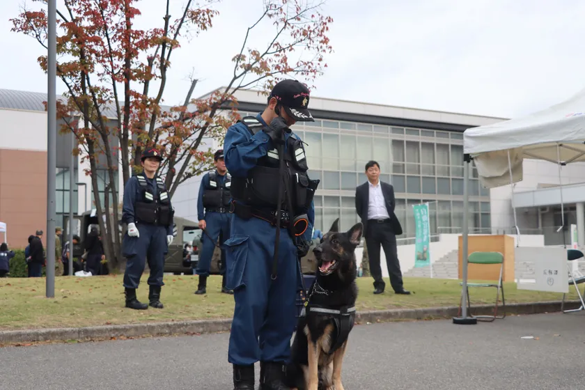 大学祭にて警察車両の展示および広報啓発ブースを出展2