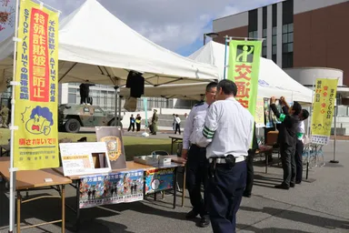大学祭にて警察車両の展示および広報啓発ブースを出展3