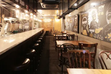 店内＜カウンター＆テーブル＞