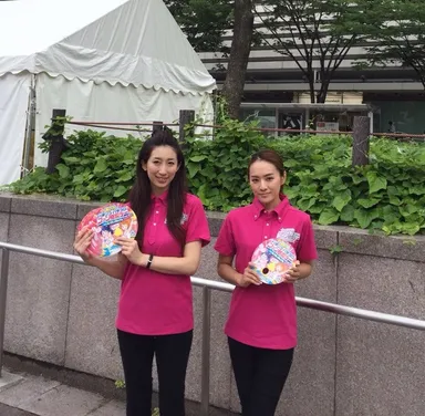 スタッフによるうちわ配り