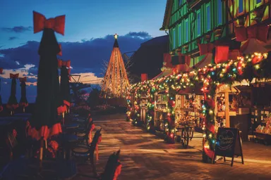 夕暮れの広場を彩るクリスマスマーケット