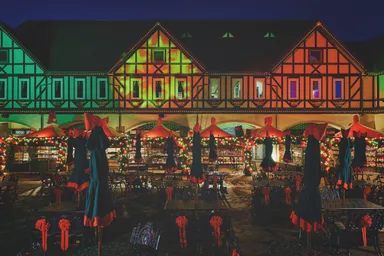 色鮮やかな光が映える古城モチーフの建物