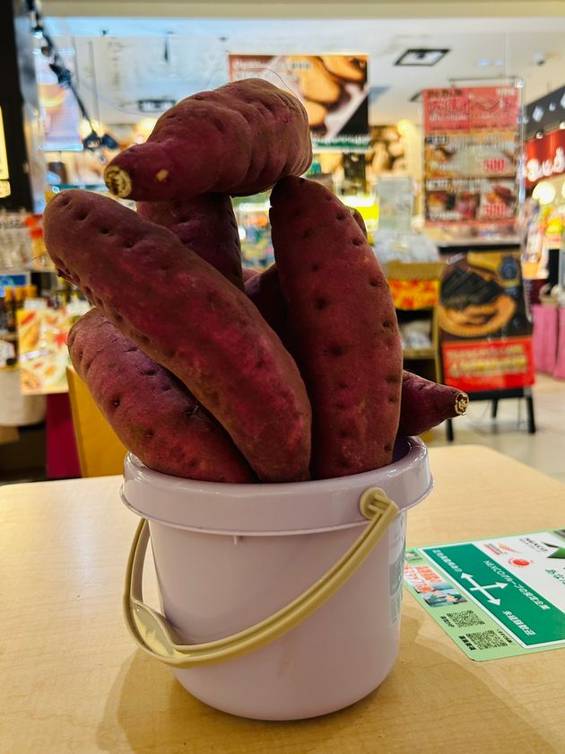 【千葉・幕張パーキングエリア上り線】
芋！イモ！！IMO！！！「千葉いも」づくしフェアを開催！
～秋はやっぱり、さつまいも！積んで、楽しんで、食べて、
買って芋が主役の寄り道イベント～