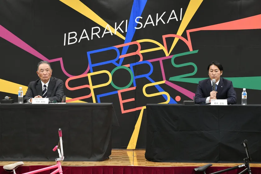 実行委員会副委員長の芝田氏(左)と橋本町長(右)