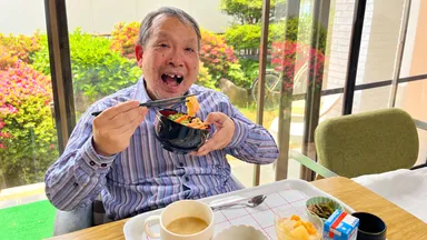 温かい手作りの食事を楽しむ「希望の家」の利用者様