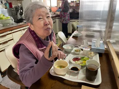 利用者が食事を楽しむ様子
