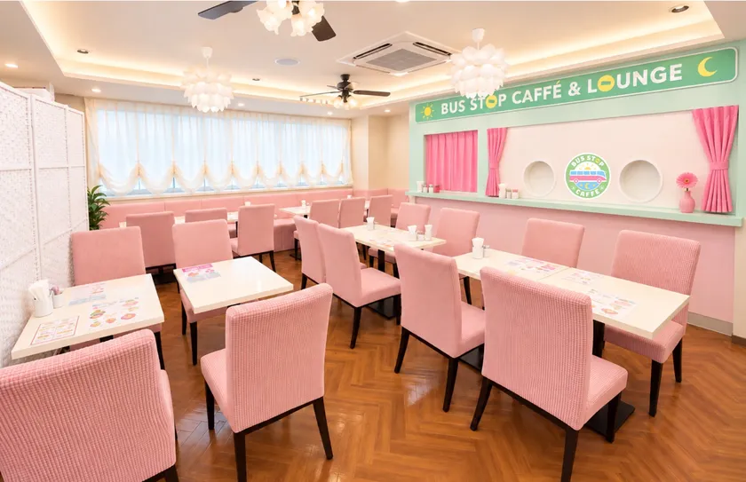 「朝6時から利用できる、西新宿のBUS STOP CAFFE & LOUNGE」