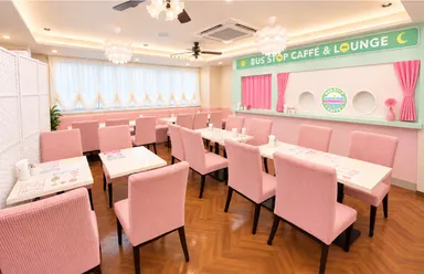 「朝6時から利用できる、西新宿のBUS STOP CAFFE & LOUNGE」