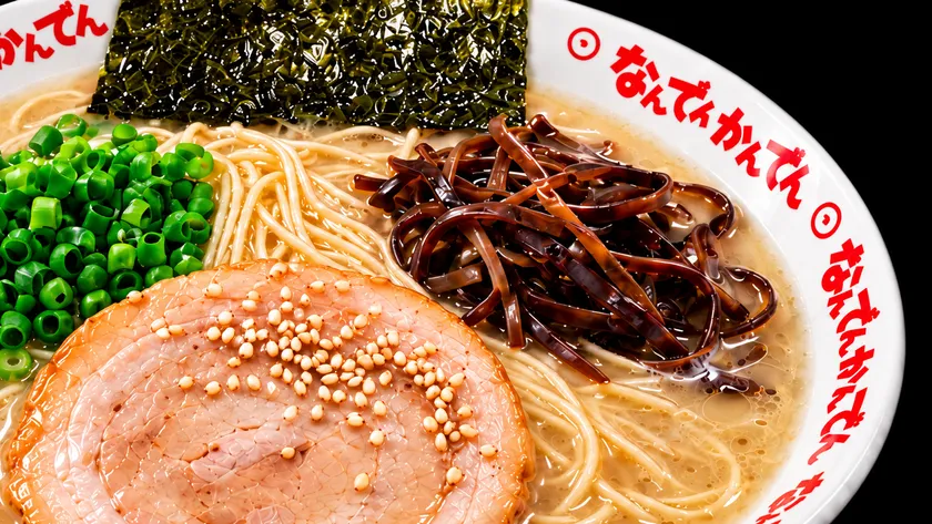 期間限定で提供する「なんでんかんでん」豚骨ラーメン