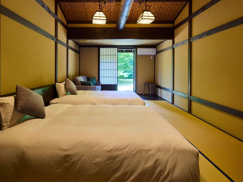 葦(よし)を用いた天井と、重厚な梁が印象的な、落ち着きのある和室