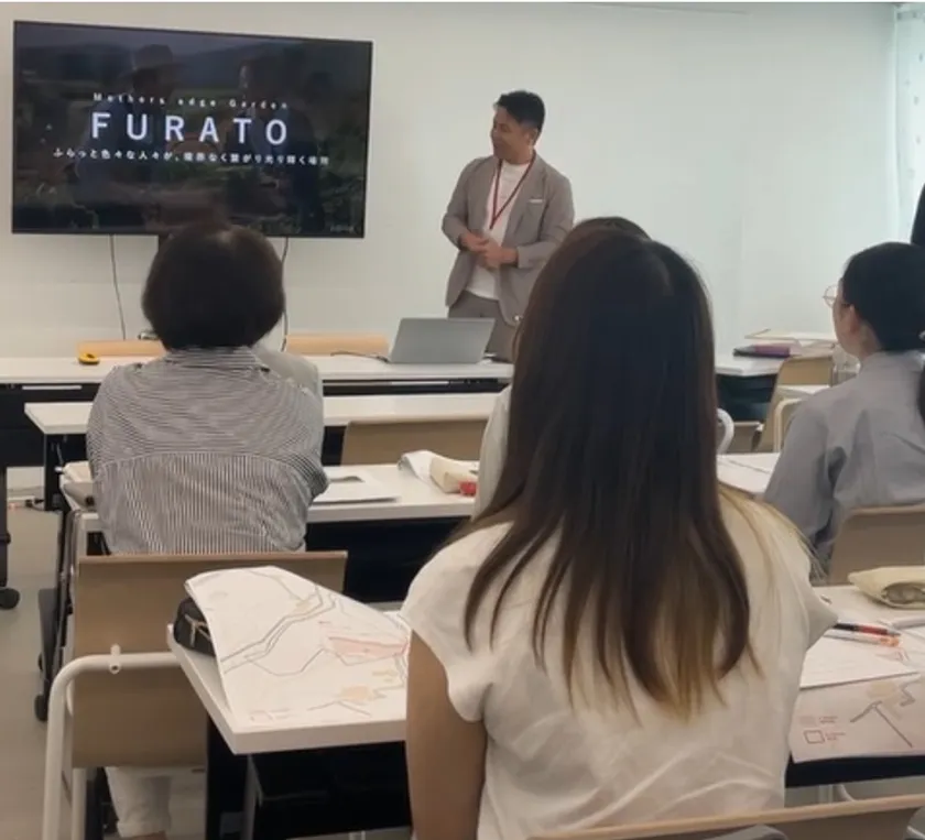 弊社野口による講義、学生の皆さんが話を聞く様子