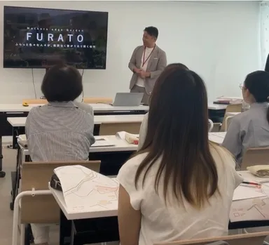 弊社野口による講義、学生の皆さんが話を聞く様子