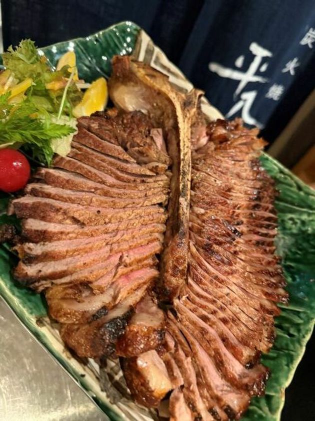 阪神タイガース優勝記念 特製Tボーンステーキ　
1キロ超えの骨付き肉を炭火で豪快に焼き上げる優勝記念メニューを
大阪・天神橋「炭火焼 平八郎」で
10月6日から日本シリーズ終了まで、1日3食限定発売開始