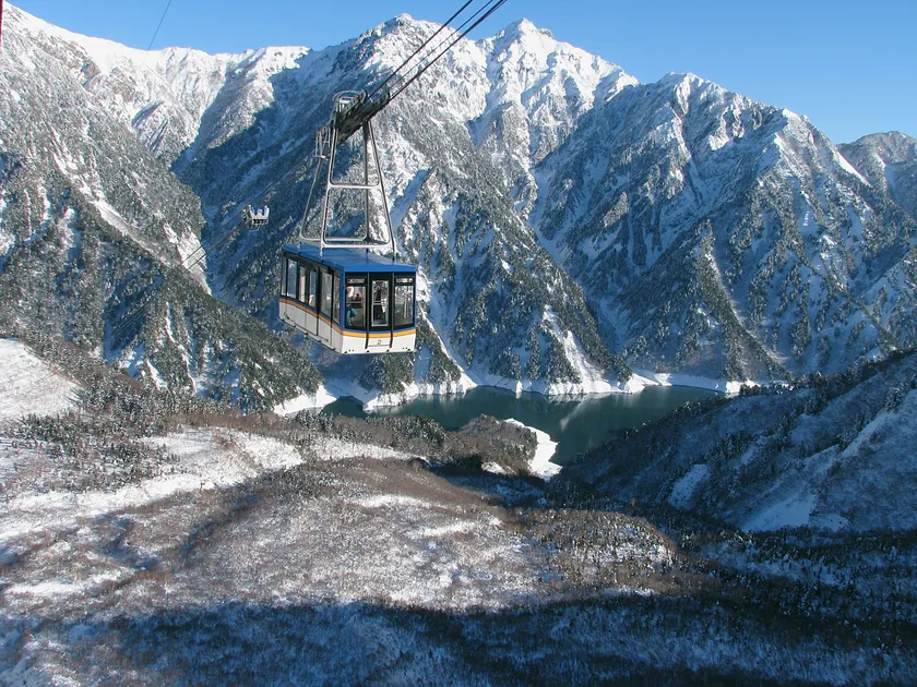 立山ロープウェイでも新雪の絶景を満喫できる