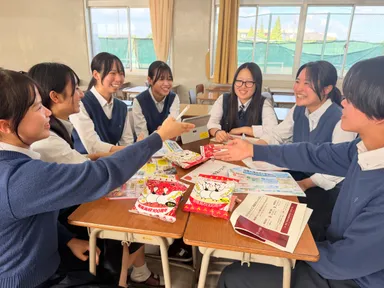商品企画やPR・販売について話し合う高校生7人