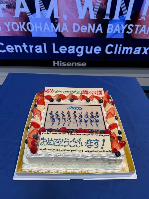 Hisenseからdiana200勝ケーキ贈呈