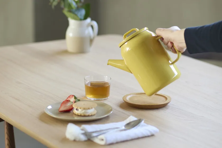 【テーブルで】　お茶を沸かしてそのままティーポットにも。ホーロー製なので味や風味を損ないません。